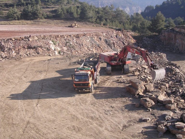 Equip gestionant gestió de residus en una obra de construcció.