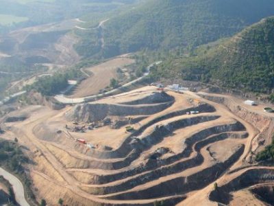 Equip gestionant gestió de residus en una obra de construcció.