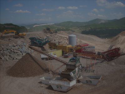 Planta de reciclatge transformant materials de construcció en àrids reciclats.